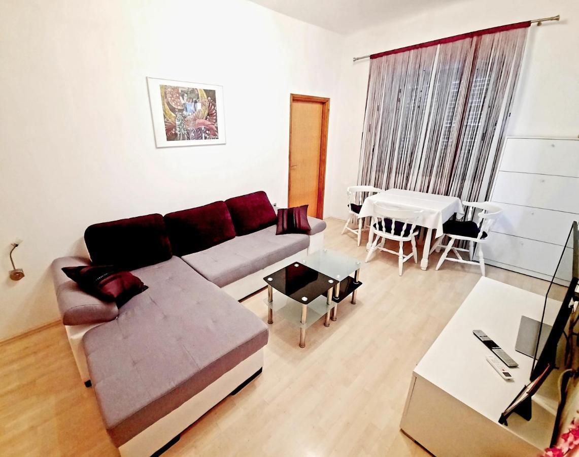 Apartment Ory Near The City Center With Free Parking Pula Exterior foto